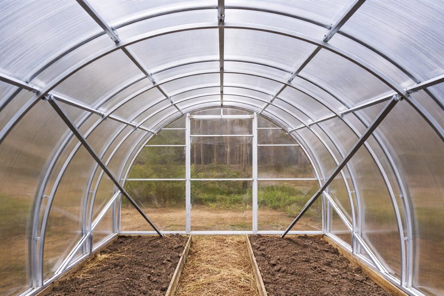 Усиление каркаса теплицы подпорками