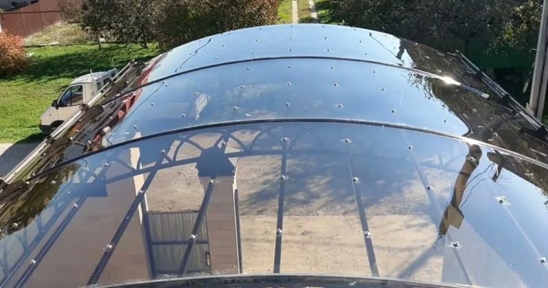 Замена покрытия на монолитный ударопрочный поликарбонат на навесе после града в Чехове