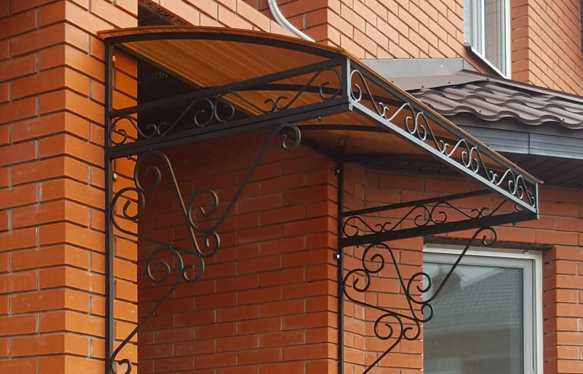 Козырёк над крыльцом