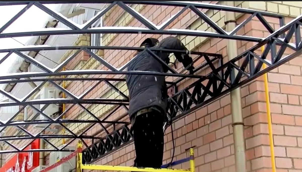 Ржавый каркас навеса